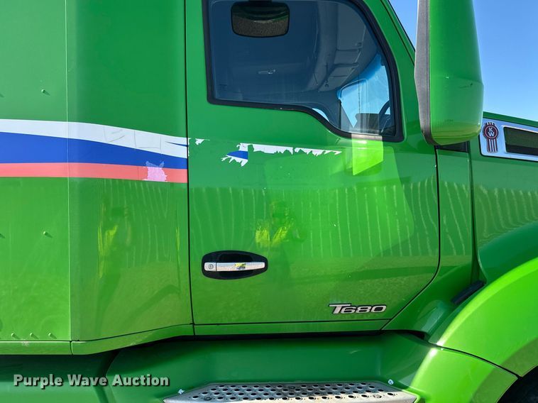 image for item YA1047 2015 Kenworth T680 semi truck