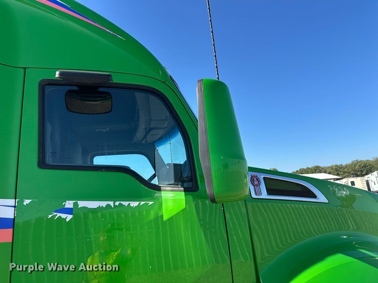 image for item YA1047 2015 Kenworth T680 semi truck