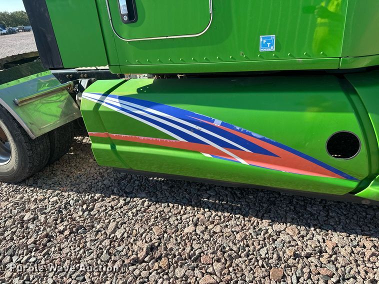 image for item YA1047 2015 Kenworth T680 semi truck