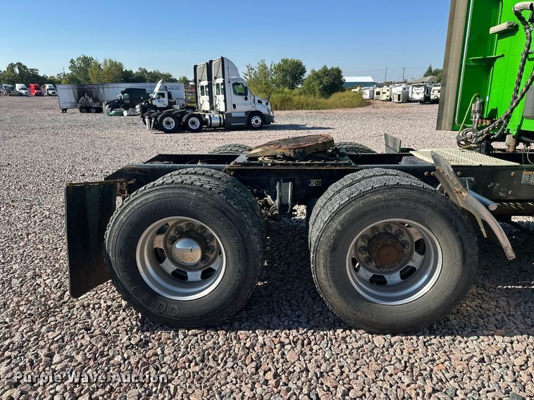 image for item YA1047 2015 Kenworth T680 semi truck