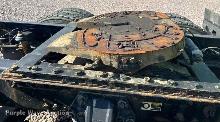 image for item YA1047 2015 Kenworth T680 semi truck