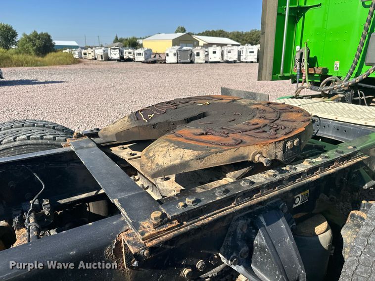 image for item YA1047 2015 Kenworth T680 semi truck