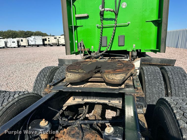 image for item YA1047 2015 Kenworth T680 semi truck