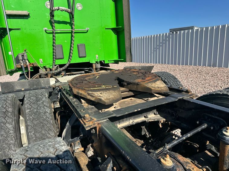 image for item YA1047 2015 Kenworth T680 semi truck