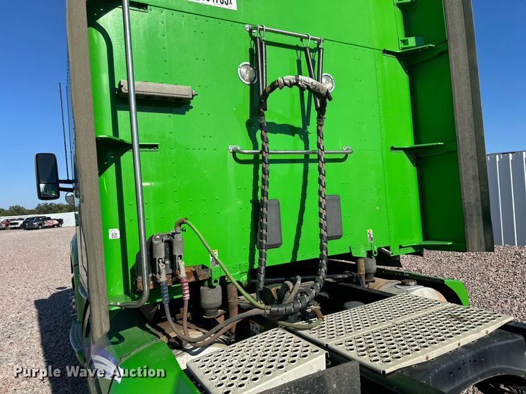 image for item YA1047 2015 Kenworth T680 semi truck