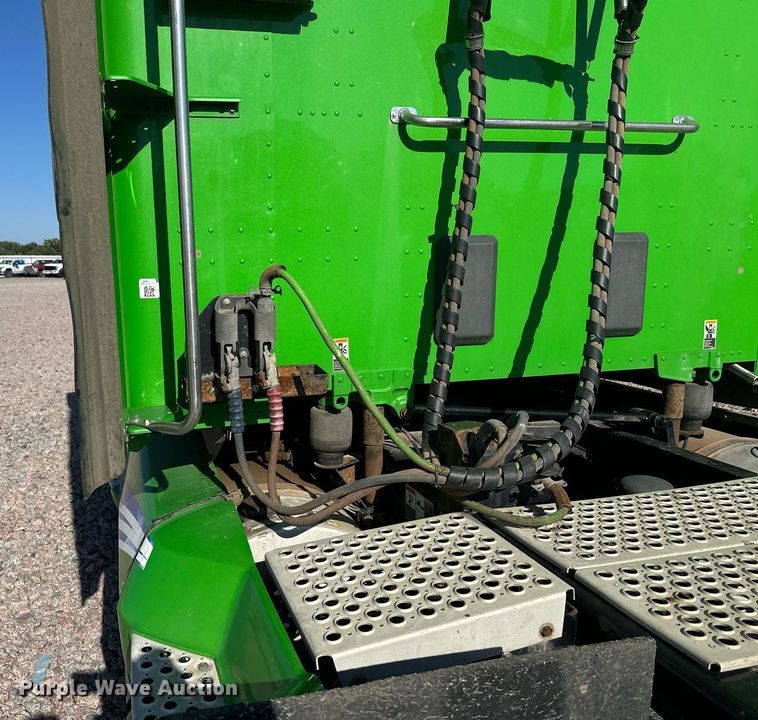 image for item YA1047 2015 Kenworth T680 semi truck