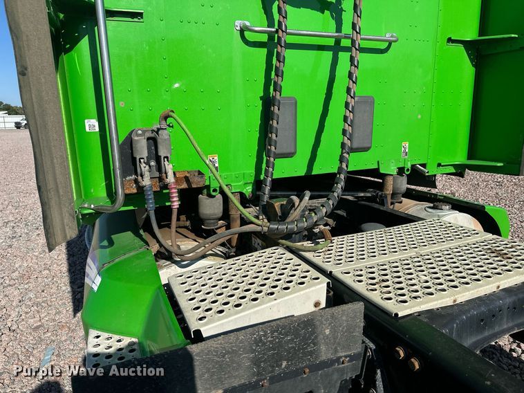 image for item YA1047 2015 Kenworth T680 semi truck