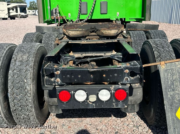 image for item YA1047 2015 Kenworth T680 semi truck