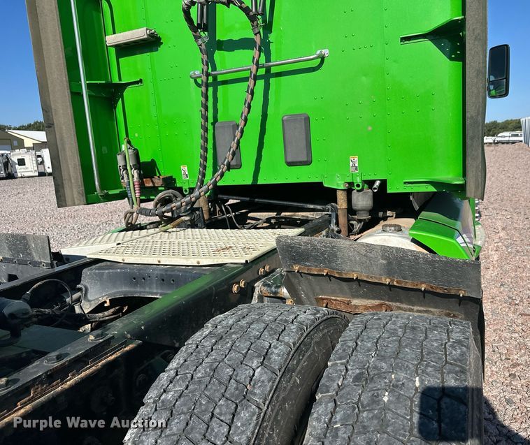 image for item YA1047 2015 Kenworth T680 semi truck