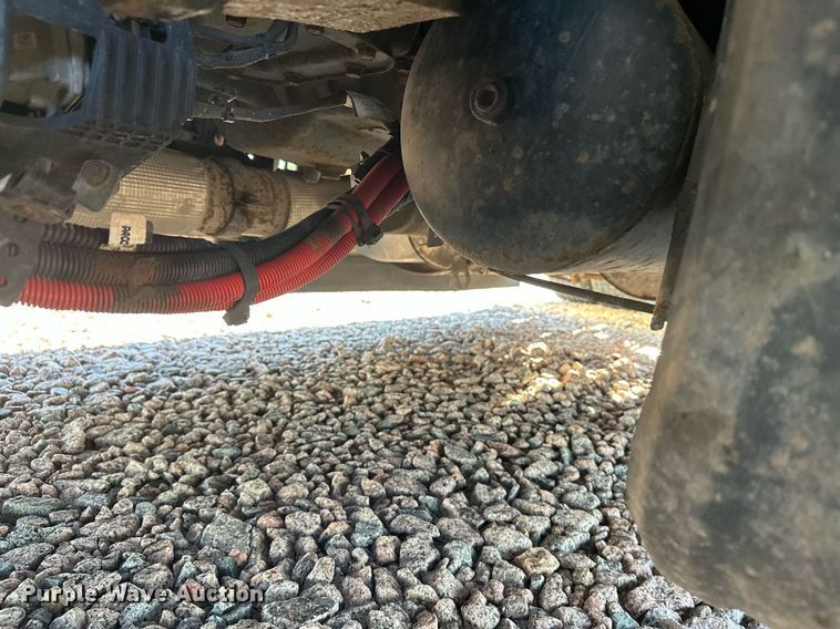 image for item YA1047 2015 Kenworth T680 semi truck