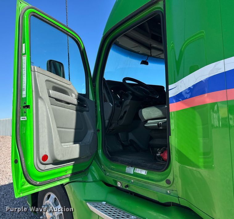 image for item YA1047 2015 Kenworth T680 semi truck