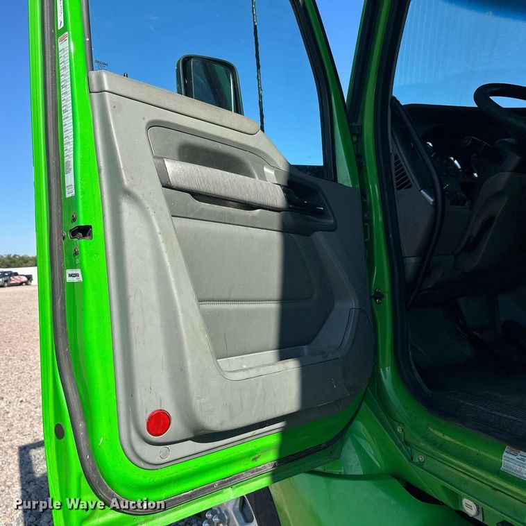 image for item YA1047 2015 Kenworth T680 semi truck