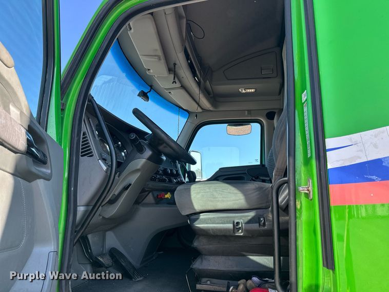 image for item YA1047 2015 Kenworth T680 semi truck