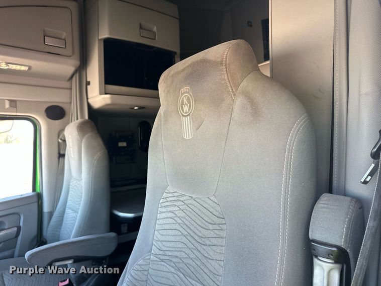 image for item YA1047 2015 Kenworth T680 semi truck