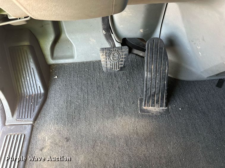 image for item YA1047 2015 Kenworth T680 semi truck