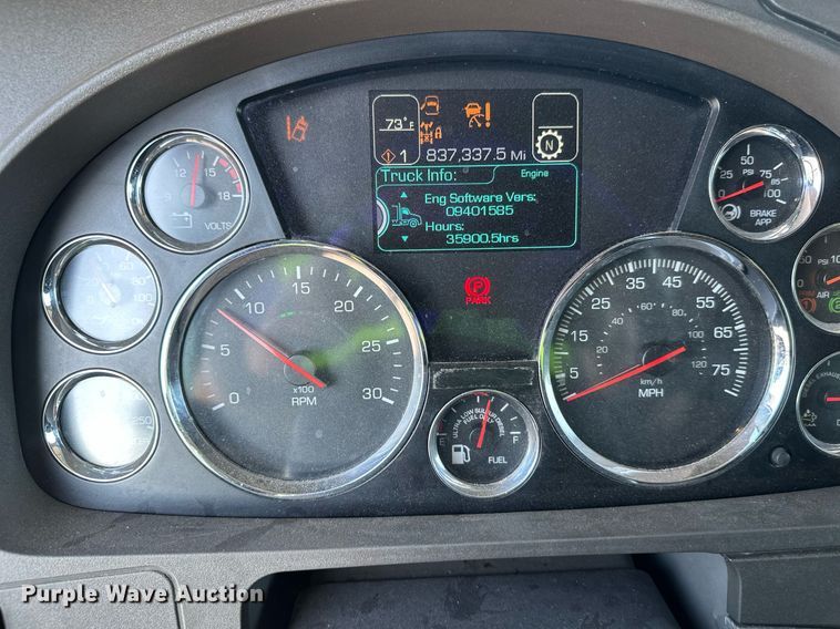 image for item YA1047 2015 Kenworth T680 semi truck