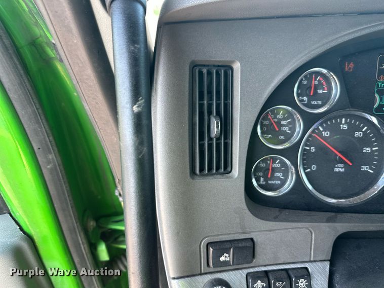 image for item YA1047 2015 Kenworth T680 semi truck