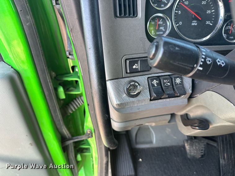 image for item YA1047 2015 Kenworth T680 semi truck