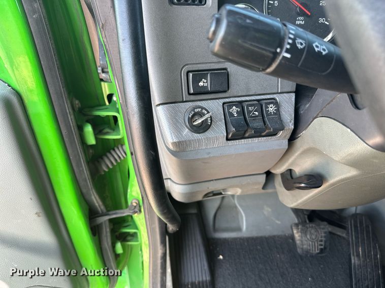 image for item YA1047 2015 Kenworth T680 semi truck