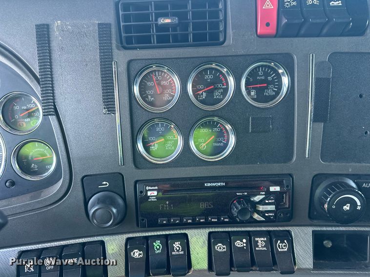 image for item YA1047 2015 Kenworth T680 semi truck