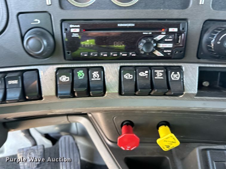 image for item YA1047 2015 Kenworth T680 semi truck