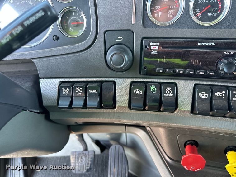 image for item YA1047 2015 Kenworth T680 semi truck