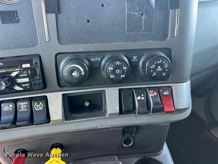 image for item YA1047 2015 Kenworth T680 semi truck