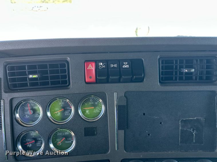 image for item YA1047 2015 Kenworth T680 semi truck