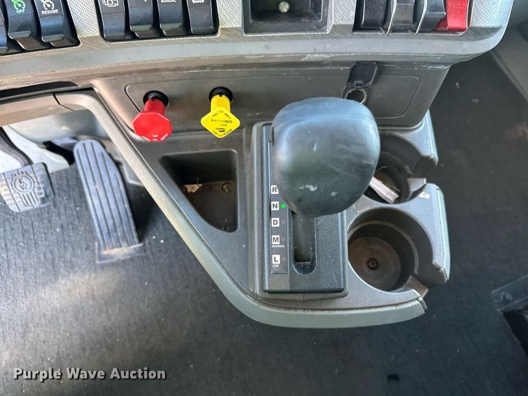 image for item YA1047 2015 Kenworth T680 semi truck