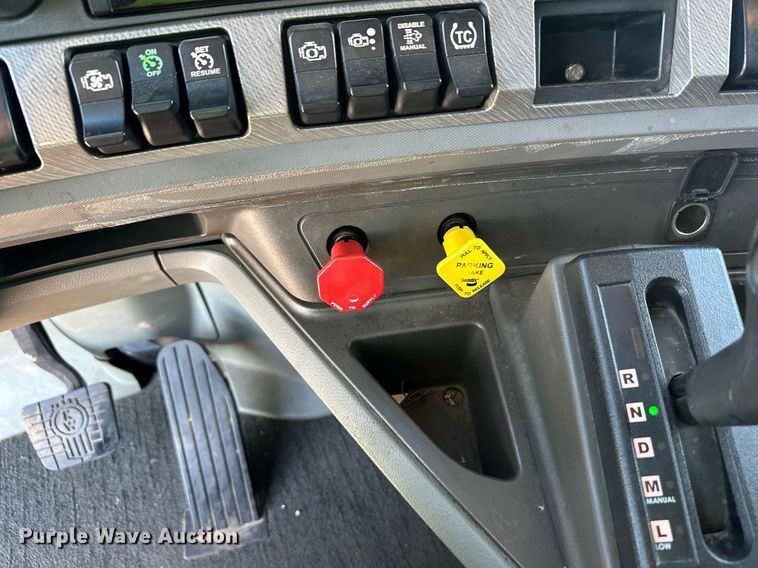 image for item YA1047 2015 Kenworth T680 semi truck