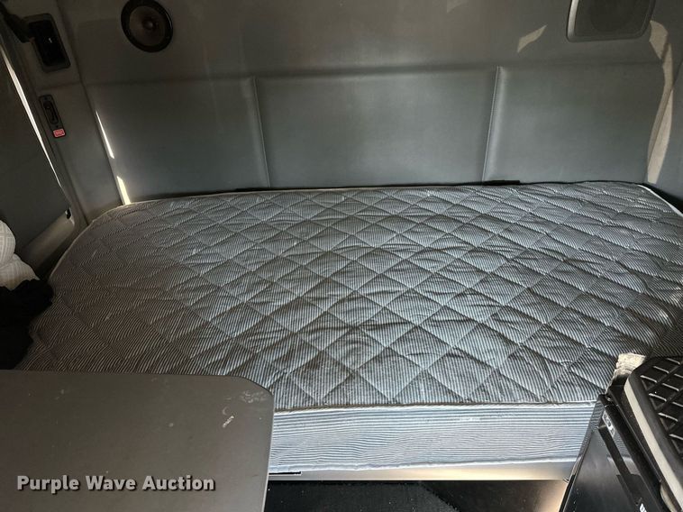 image for item YA1047 2015 Kenworth T680 semi truck