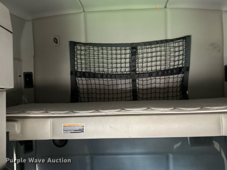 image for item YA1047 2015 Kenworth T680 semi truck