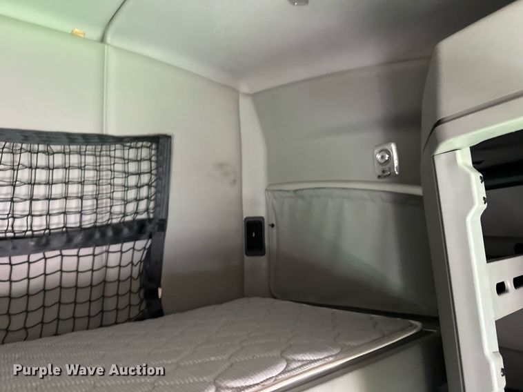 image for item YA1047 2015 Kenworth T680 semi truck