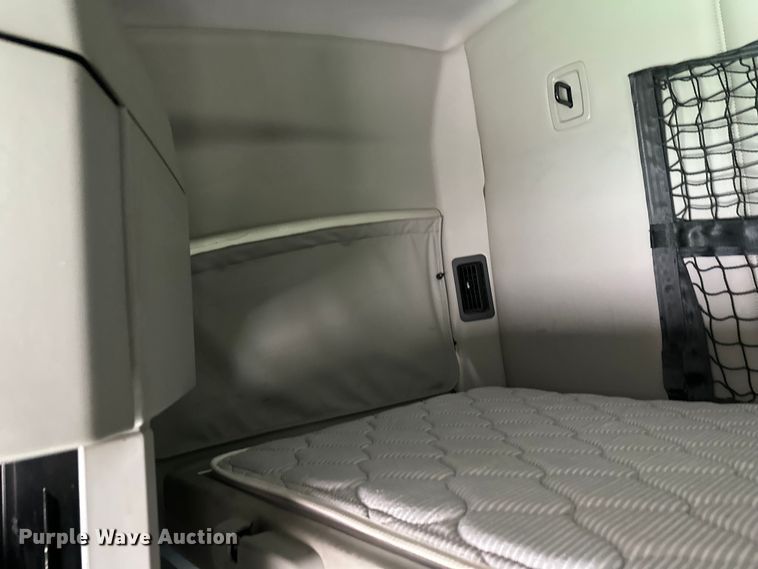 image for item YA1047 2015 Kenworth T680 semi truck