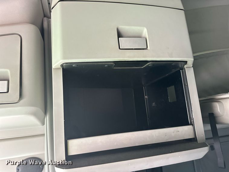 image for item YA1047 2015 Kenworth T680 semi truck