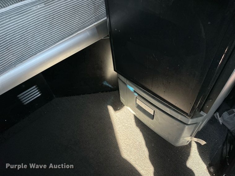 image for item YA1047 2015 Kenworth T680 semi truck