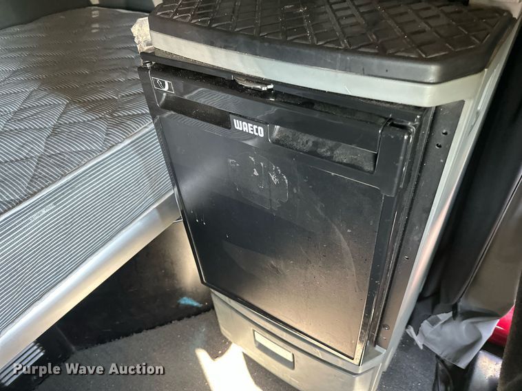 image for item YA1047 2015 Kenworth T680 semi truck