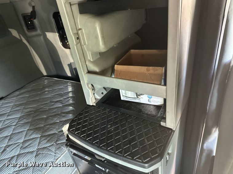 image for item YA1047 2015 Kenworth T680 semi truck