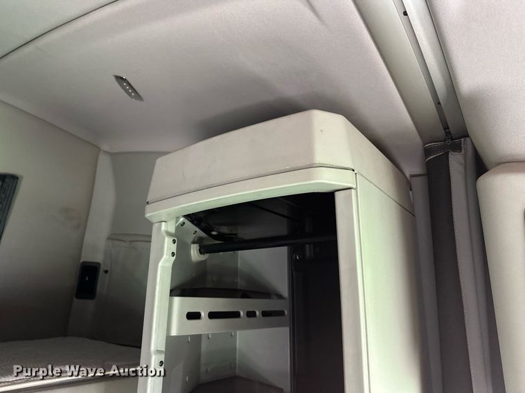 image for item YA1047 2015 Kenworth T680 semi truck