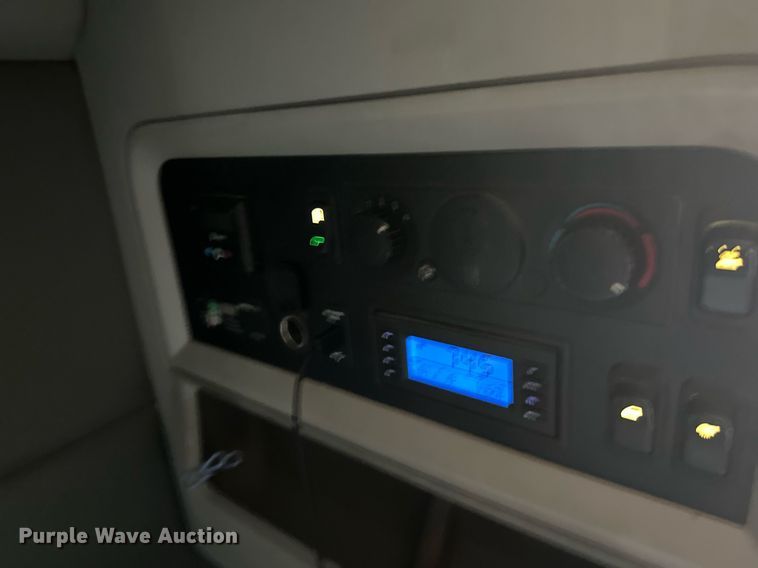 image for item YA1047 2015 Kenworth T680 semi truck