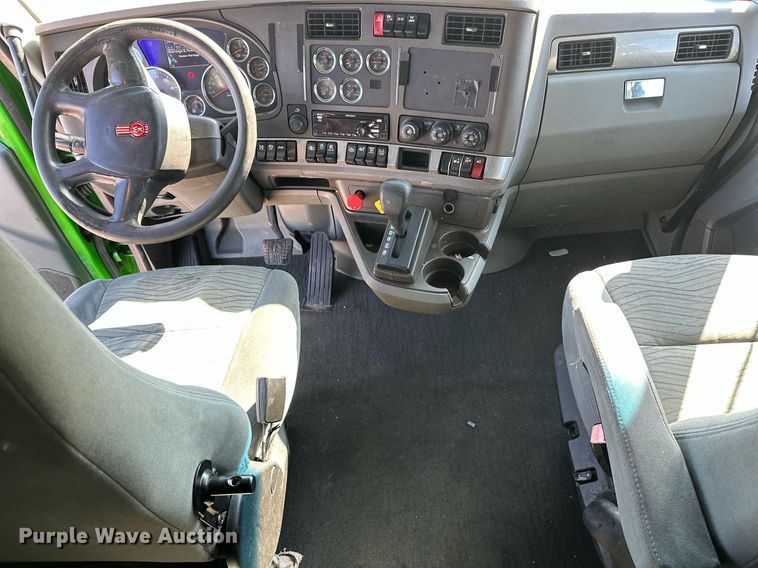 image for item YA1047 2015 Kenworth T680 semi truck