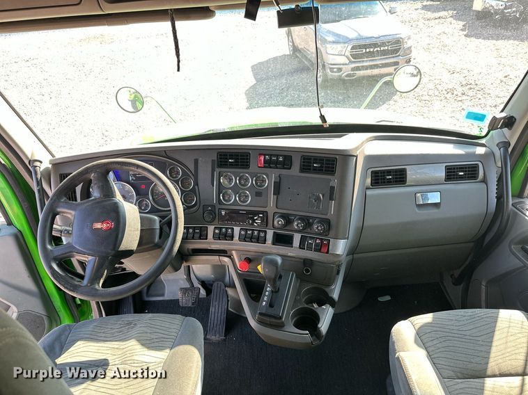 image for item YA1047 2015 Kenworth T680 semi truck