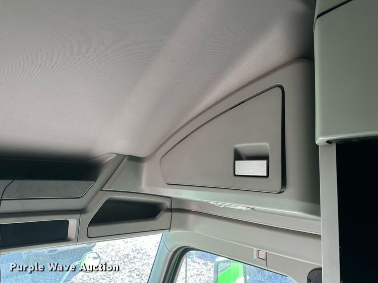 image for item YA1047 2015 Kenworth T680 semi truck