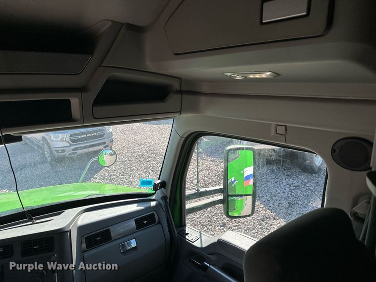 image for item YA1047 2015 Kenworth T680 semi truck