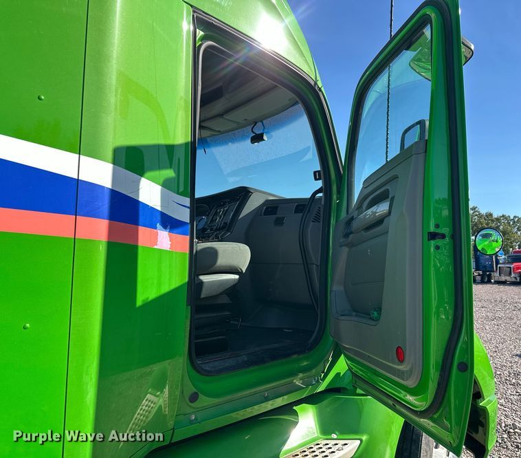 image for item YA1047 2015 Kenworth T680 semi truck