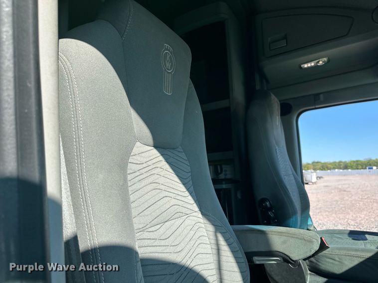 image for item YA1047 2015 Kenworth T680 semi truck