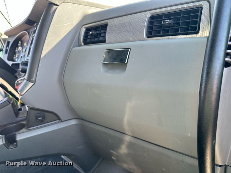 image for item YA1047 2015 Kenworth T680 semi truck