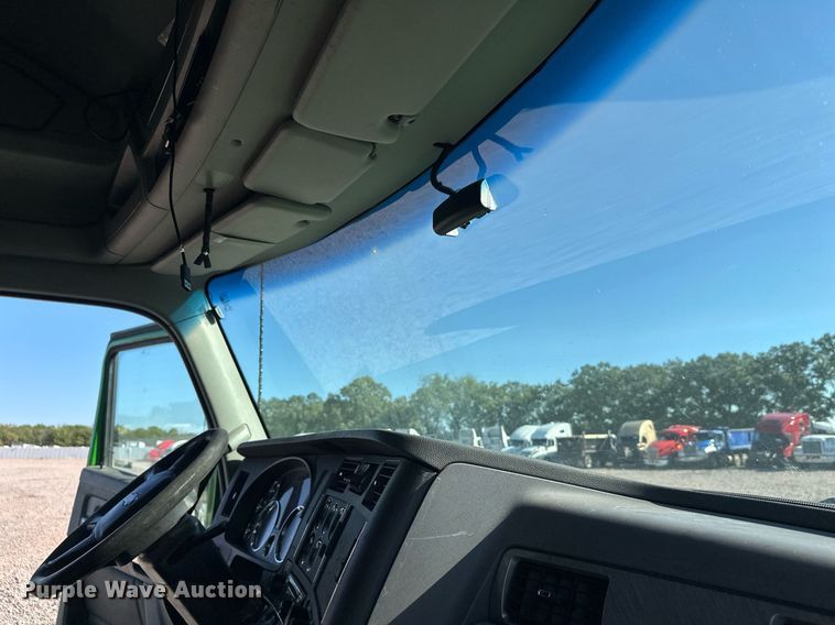 image for item YA1047 2015 Kenworth T680 semi truck