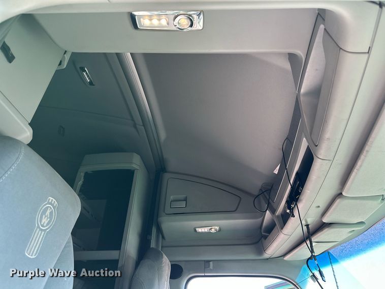 image for item YA1047 2015 Kenworth T680 semi truck