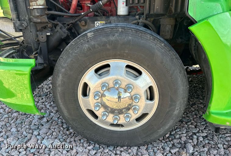 image for item YA1047 2015 Kenworth T680 semi truck